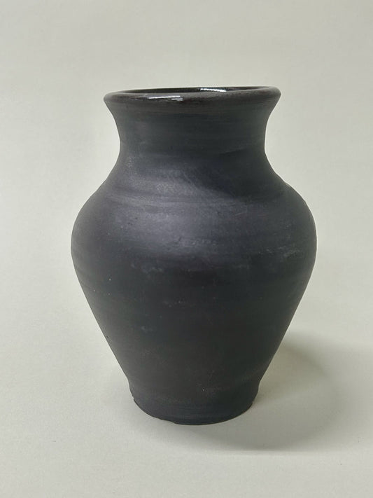Black vase II